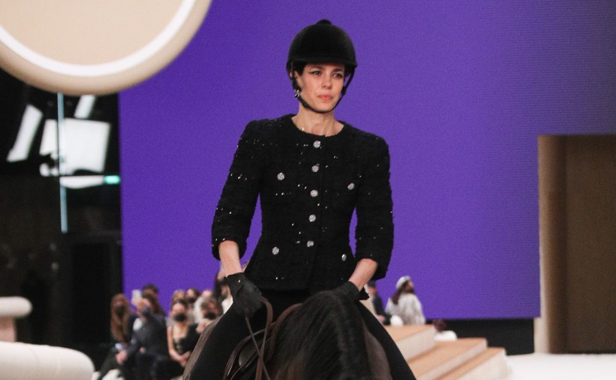 Carlota Casiraghi desfila para Chanel montada a caballo