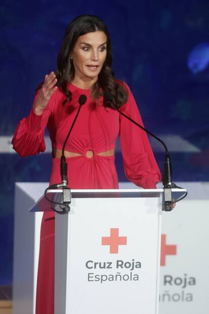 Letizia de España revela su abdomen de acero y vestido cut out