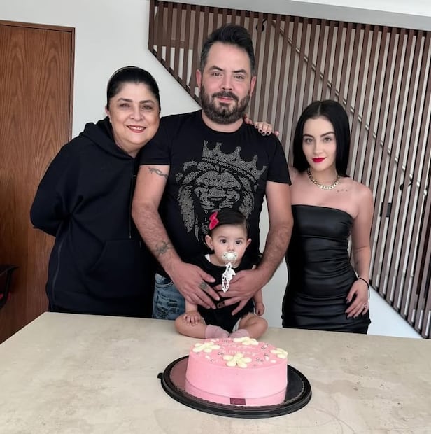 Victoria Ruffo, José Eduardo Derbez y Paola Dalay celebrando a Tessa / Foto: Instagram