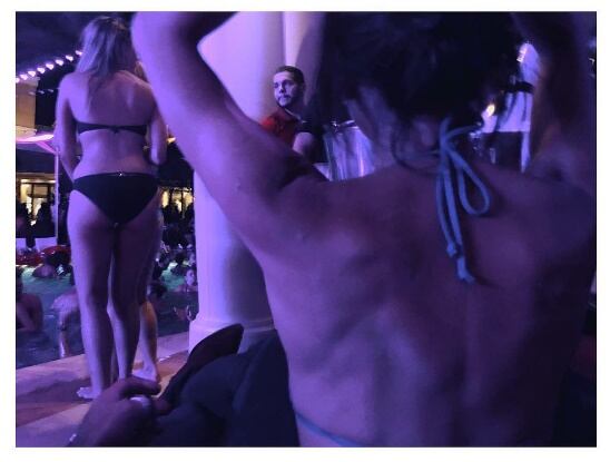 Alejandro Fernández estaba con su novia Karla Laveaga en el antro donde le tomaron la polémica foto