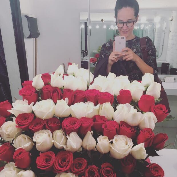 Ximena Sariñana presume su anillo de casada