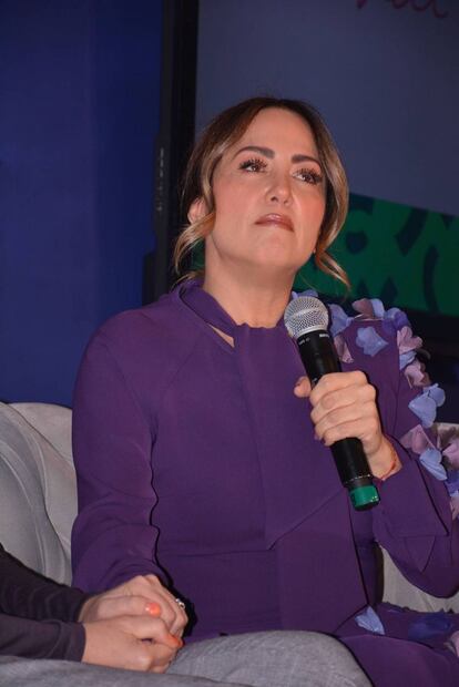 Andrea Legarreta llora al recordar las burlas que recibió tras opinar del dólar 