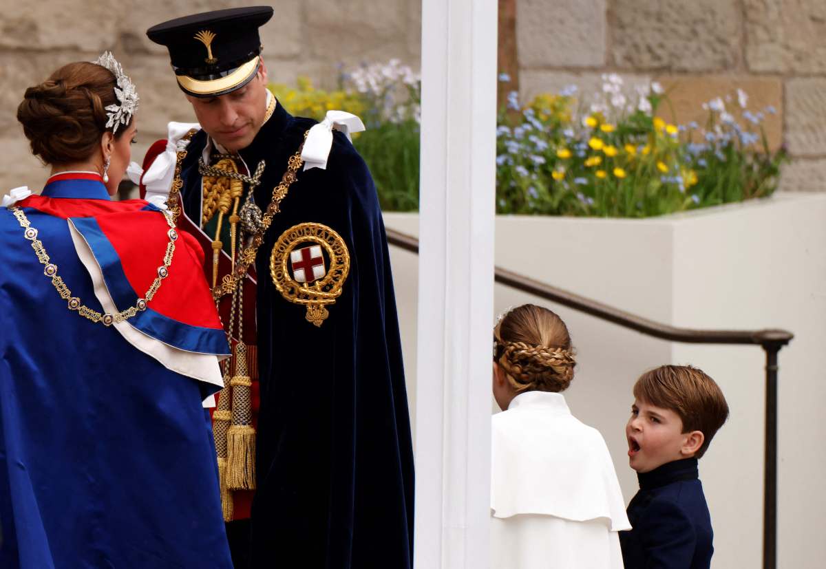 Los bostezos y más caras graciosas del príncipe Louis en la coronación de Carlos III