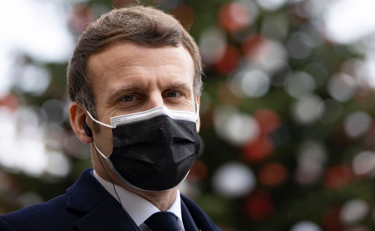 El presidente francés Emmanuel Macron dio positivo por Covid-19 