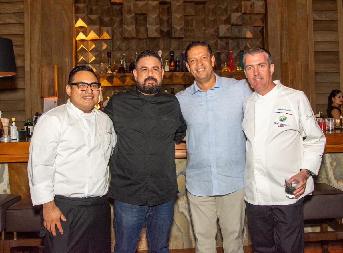El chef Irving Cupul,  el chef José Manuel Baños, Ricardo Suárez y el chef Sylvain Desbois. (Foto: Especial)