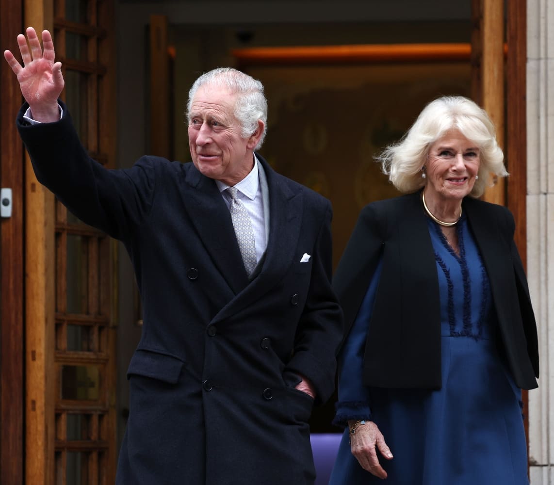 El rey Carlos III saliendo de London Clinic tras su operación de próstata junto a la reina Camila / AFP