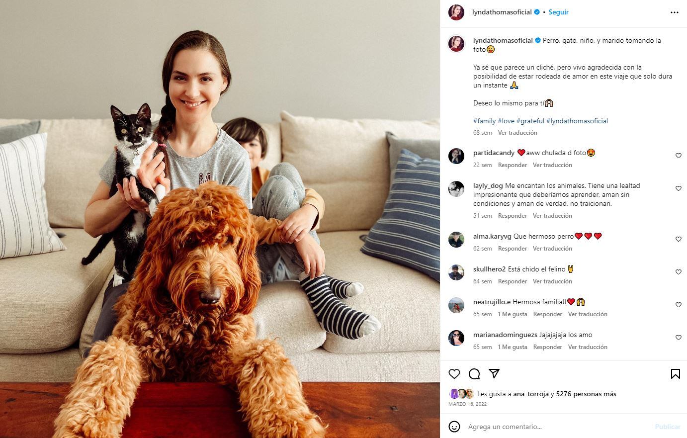Lynda Thomas con su hijo y sus mascotas / Instagram