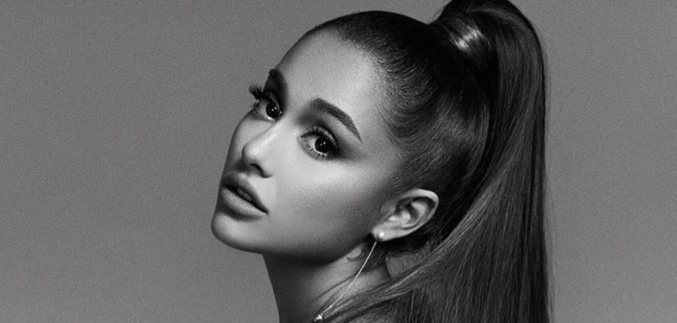 Ariana Grande corrige con gran dolor su tatuaje  