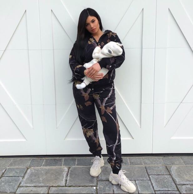 Finalmente Kylie Jenner aparece con su hija Stormi y muestra su cara