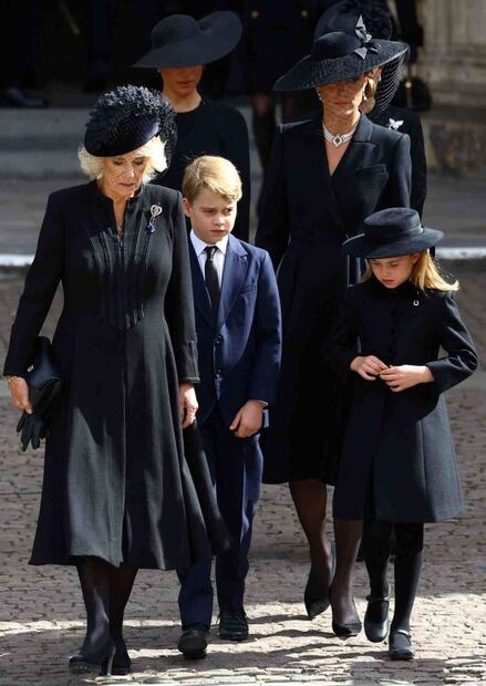 La princesa Charlotte no logra contenerse y rompe en llanto en el funeral de Isabel II