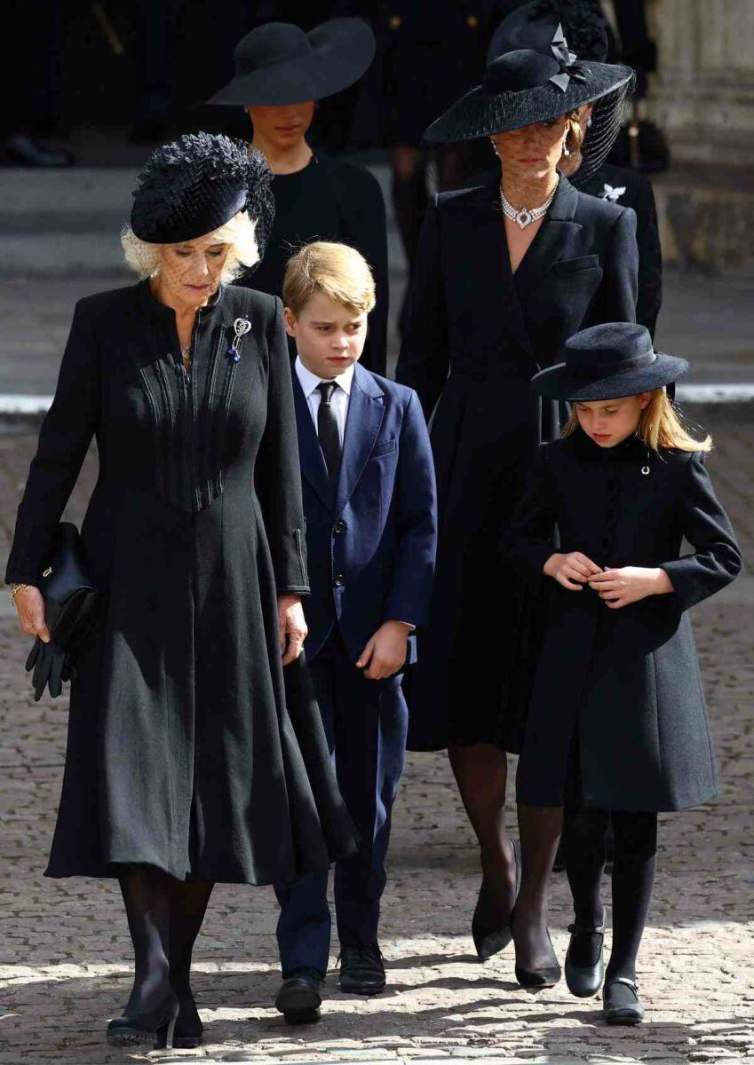 La princesa Charlotte no logra contenerse y rompe en llanto en el funeral de Isabel II