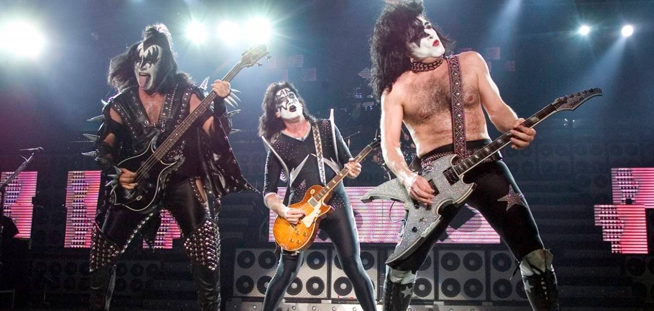 Gene Simmons recomienda quedarse en casa y pensar que afuera hay zombies