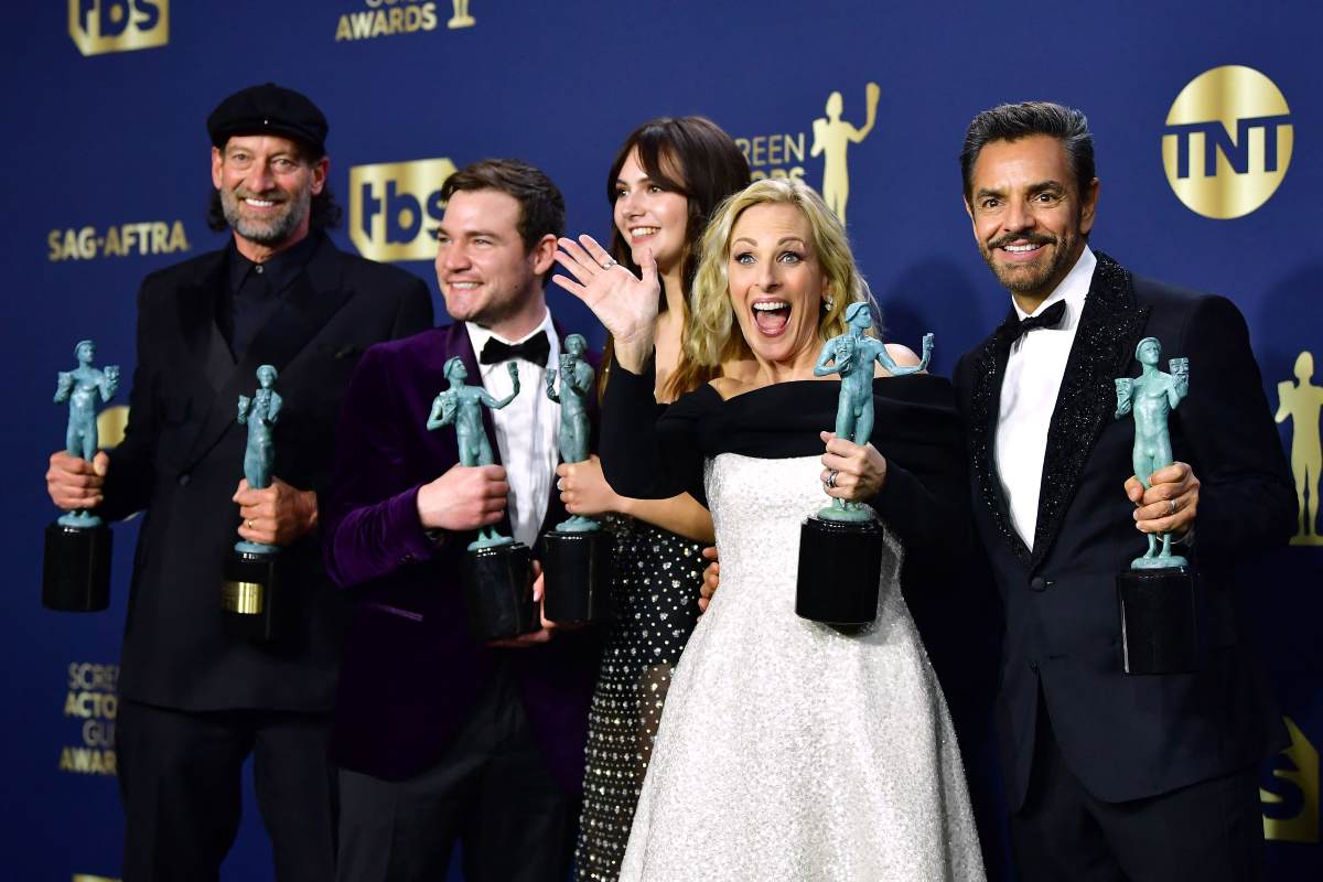 Eugenio Derbez se lleva la estatuilla de los SAG Awards por "CODA"