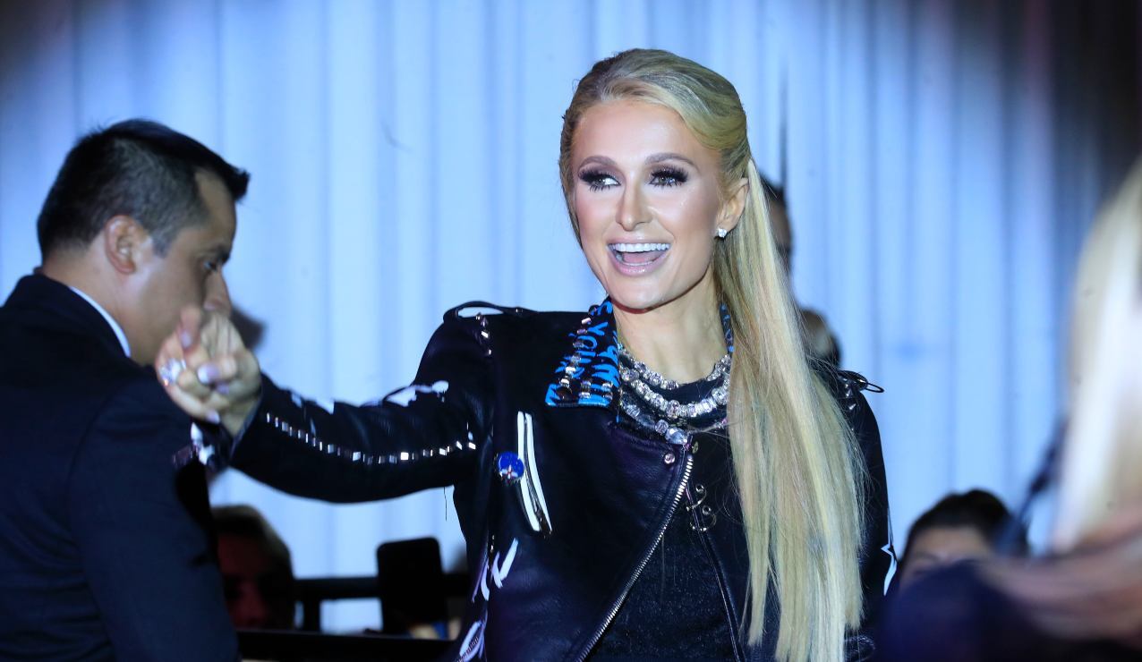 La socialité Paris Hilton revela la identidad de su novio