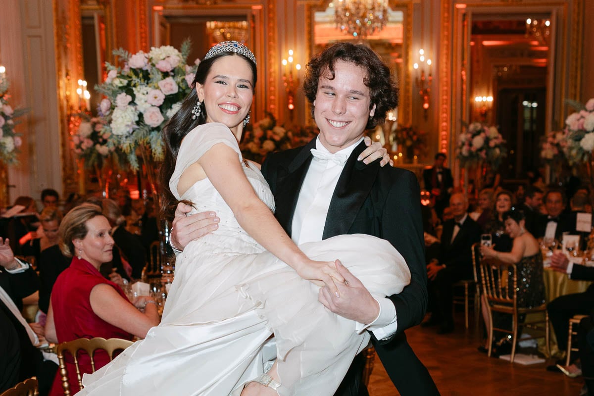 Gabrielle Janssens de Balkany, vestida por Luisa Beccaria, y su hermano, Thomas. (Foto: Morgan Amsellem)
