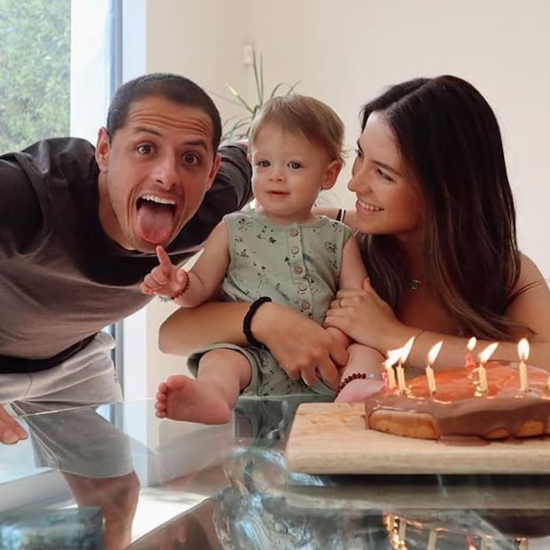 Sarah Kohan y "Chicharito" Hernández con su hijo Noah en 2020 / Foto: Instagram