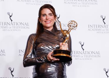 Karla Souza triunfa y luce embarazo en los Emmy Awards; espera a su tercer bebé
