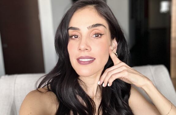 Sandra Echeverría luce alucinante bikini en foto de vacaciones junto al hombre de su vida