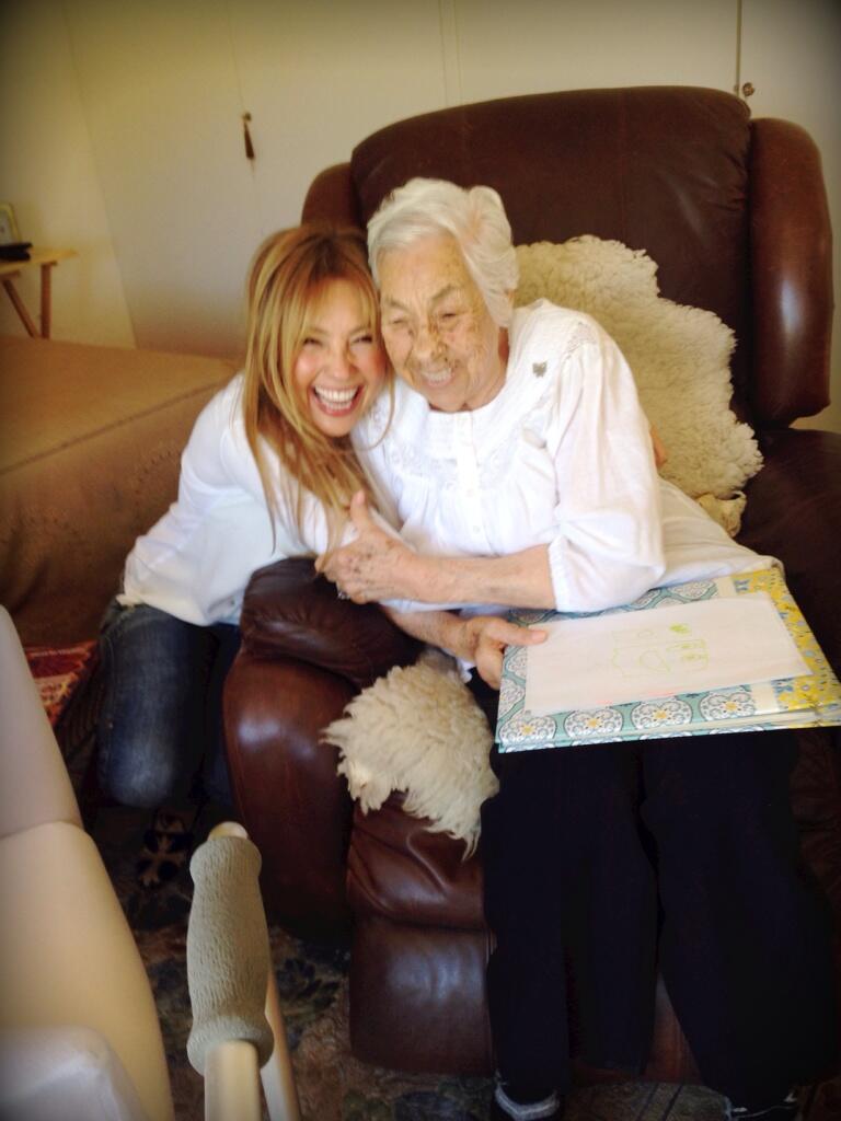 VIDEO: Las canciones más tiernas que ha cantado Thalía dedicadas a su abuelita
