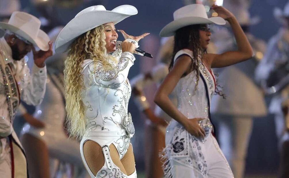 Beyonce junto a su hija Blue Ivy en el show de medio tiempo del partido entre Baltimore Ravens y los Houston Texans en el NRG Stadium / Foto: AFP