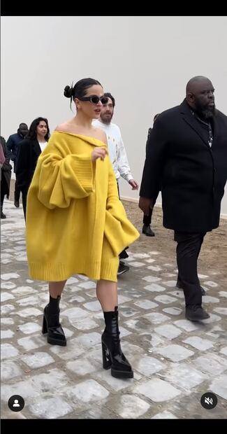 Rosalía propone reinventar el invierno con un maxi suéter