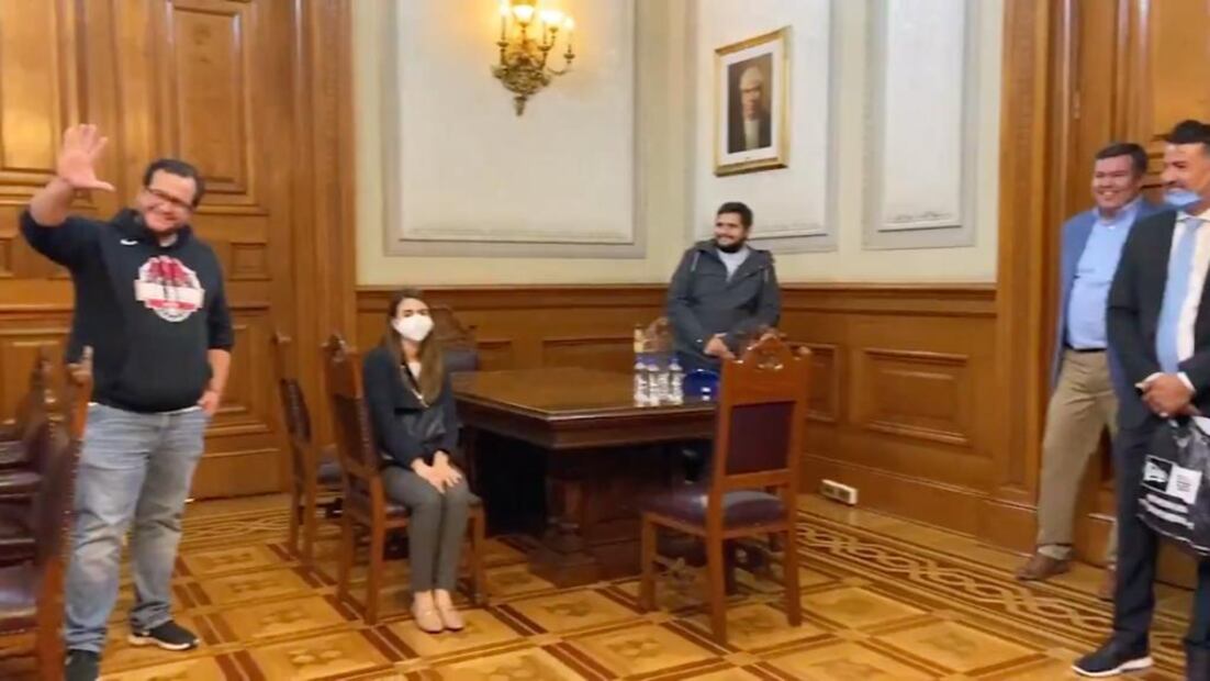 El presidente López Obrador convive con su nieto en Palacio Nacional y el beisbolista Julio Urías