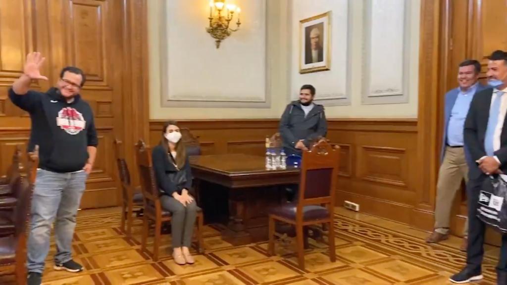 El presidente López Obrador convive con su nieto en Palacio Nacional y el beisbolista Julio Urías