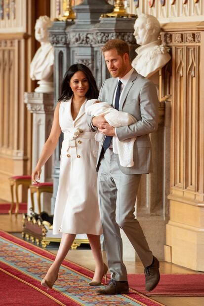 Todos los detalles del vestido con el que debutó Meghan Markle como mamá 