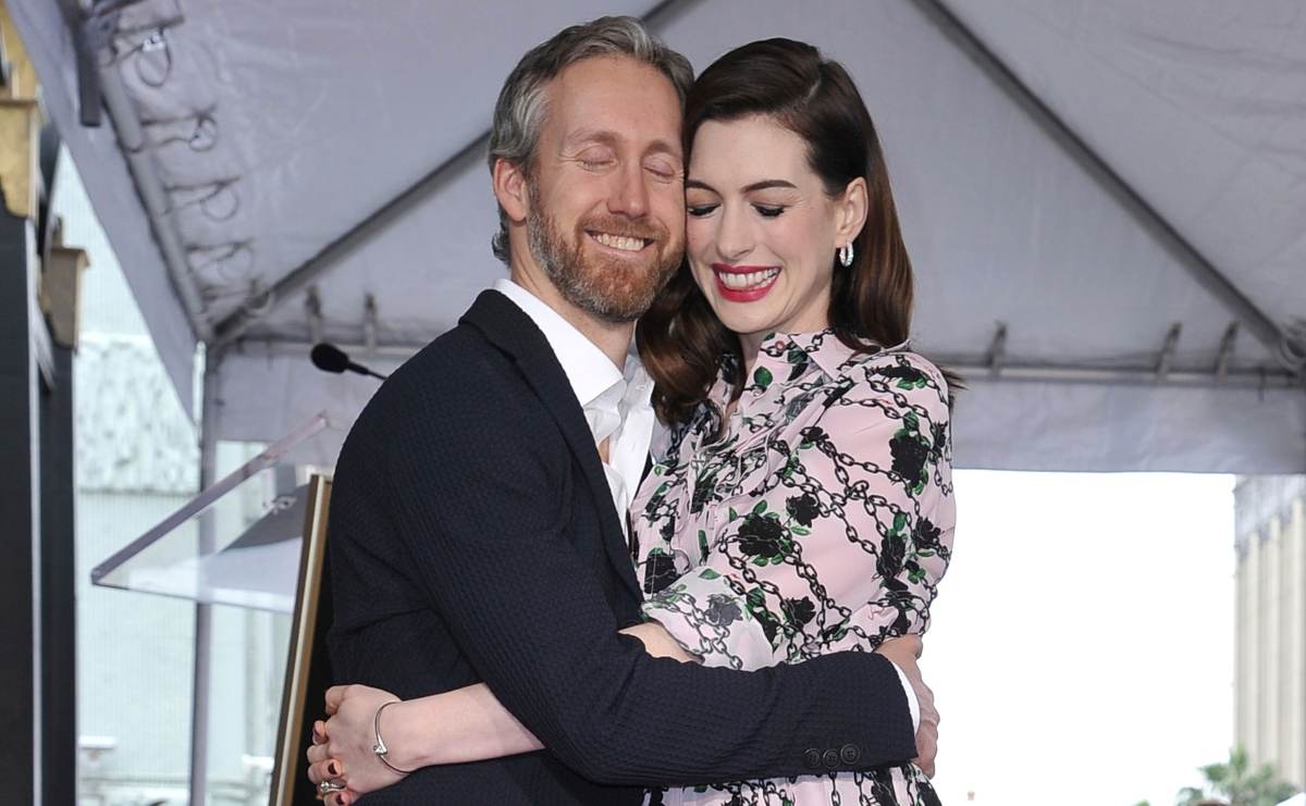 Adam Shulman y Anne Hathaway / Foto: AP