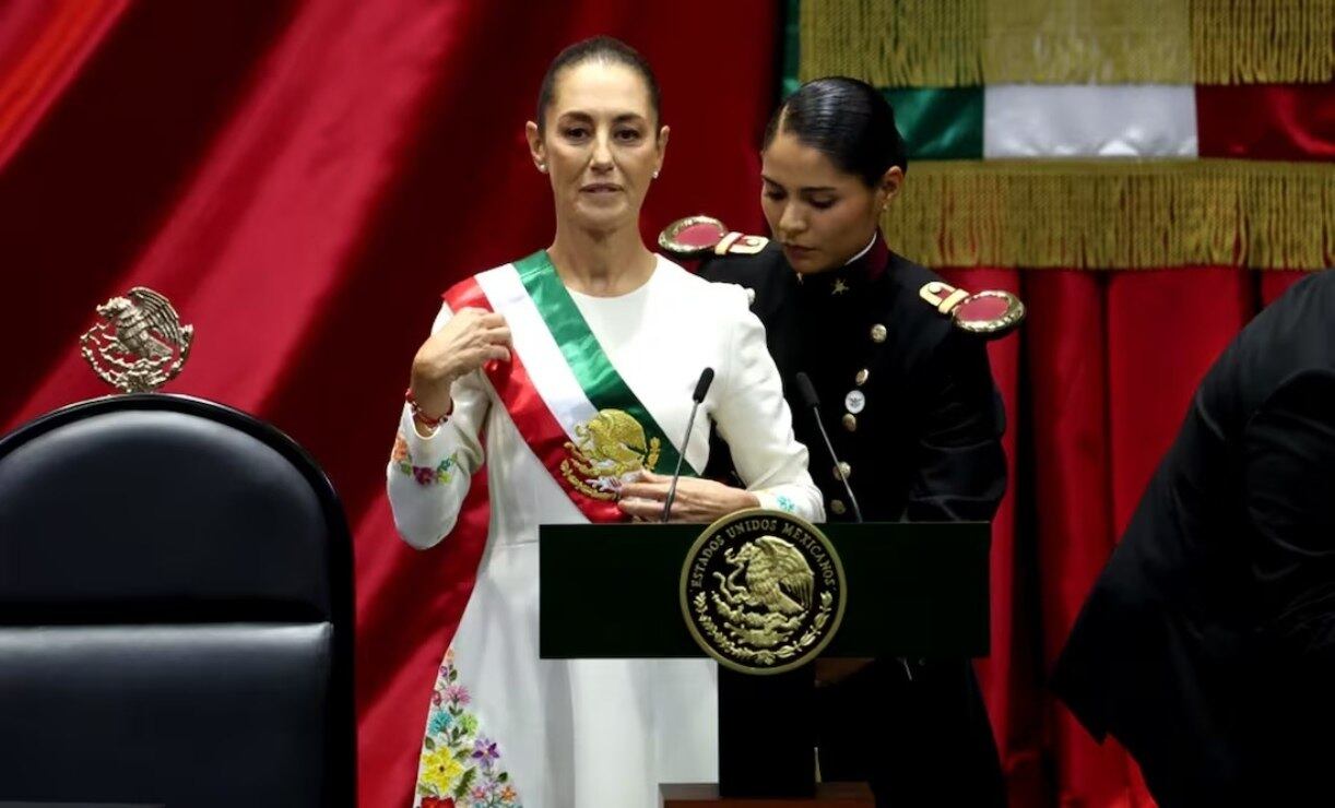 Claudia Sheinbaum utilizó un vestido color marfil con sutiles bordados de flores durante su investidura presidencial / Foto: Diego Simón Sánchez/EL UNIVERSAL