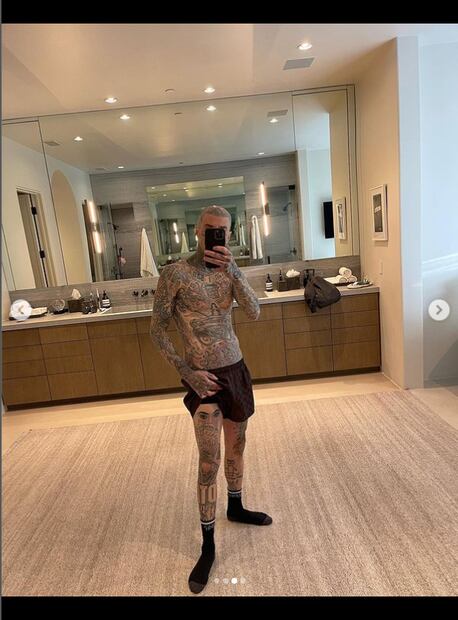 Travis Barker sorprende al tatuarse los ojos de Kourtney Kardashian