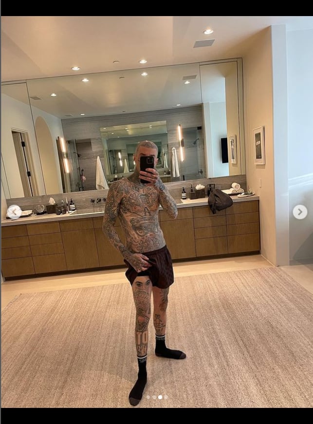 Travis Barker sorprende al tatuarse los ojos de Kourtney Kardashian