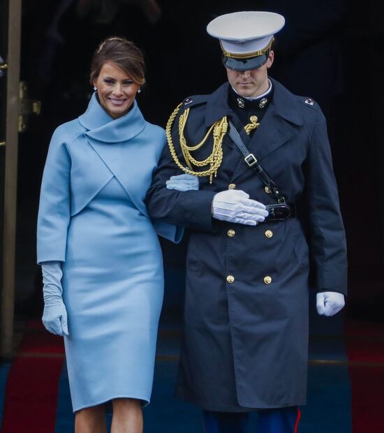 El primer atuendo de Melania Trump como primera dama de Estados Unidos 