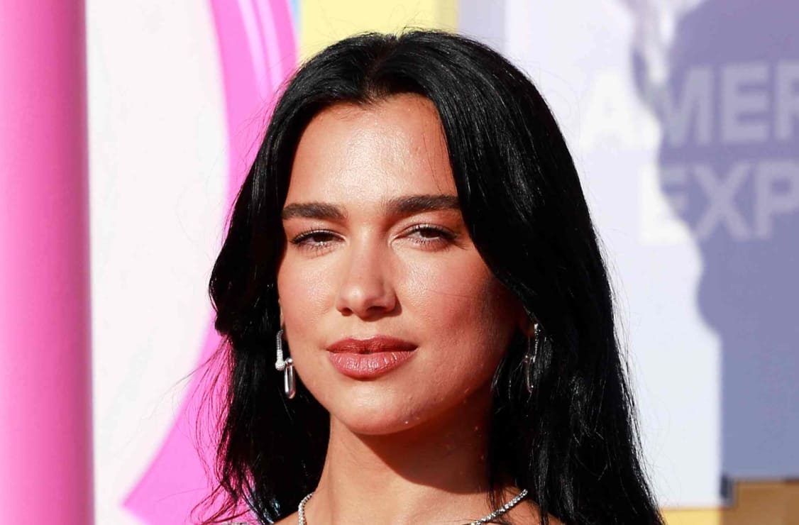 Dua Lipa presume su espalda con un 'little black dress' de escote pronunciado