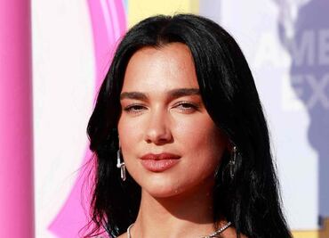 Dua Lipa presume su espalda con un 'little black dress' de escote pronunciado
