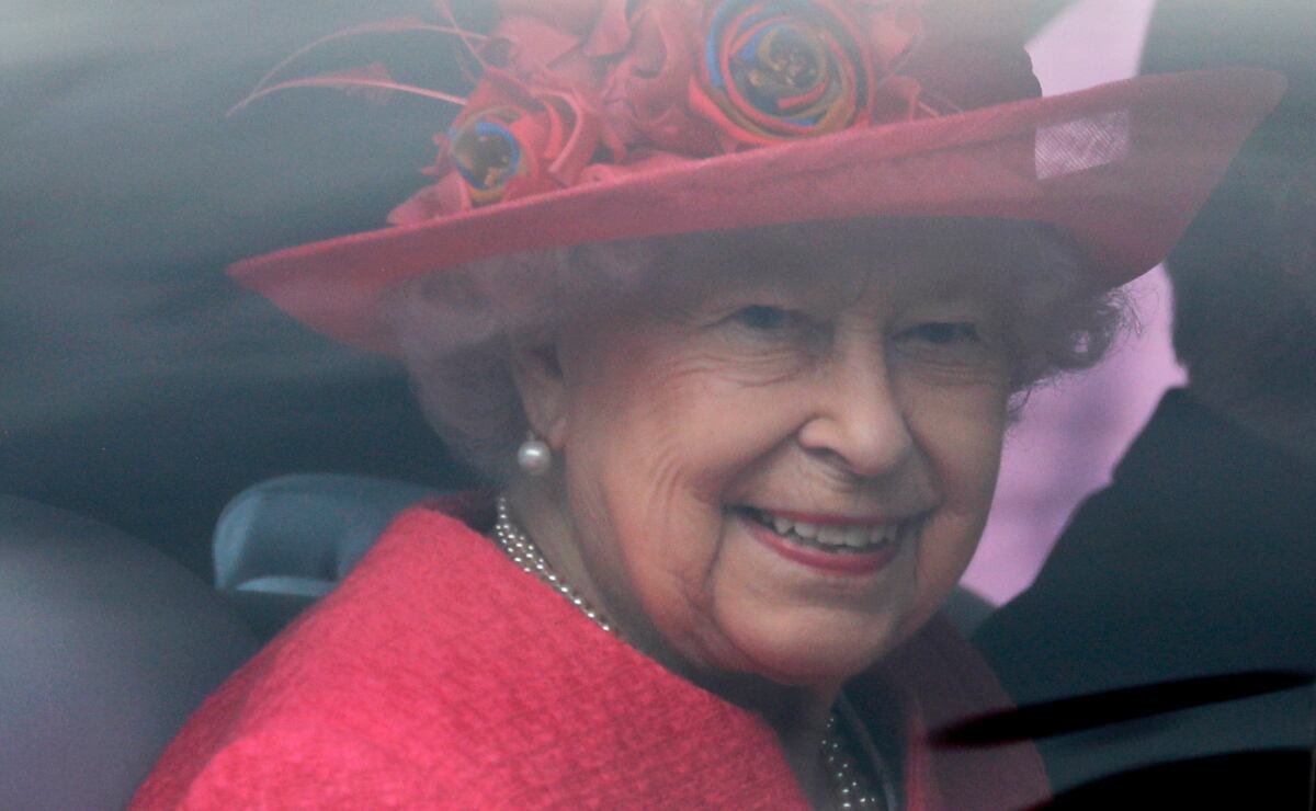 El chofer de la reina Isabel adoptó una gatita minusválida