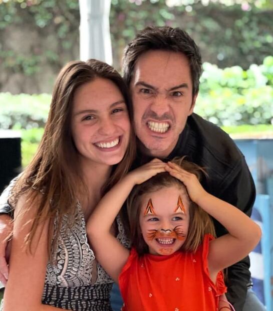 Mauricio Ochmann con sus hijas Lorenza y Kailani / Instagram