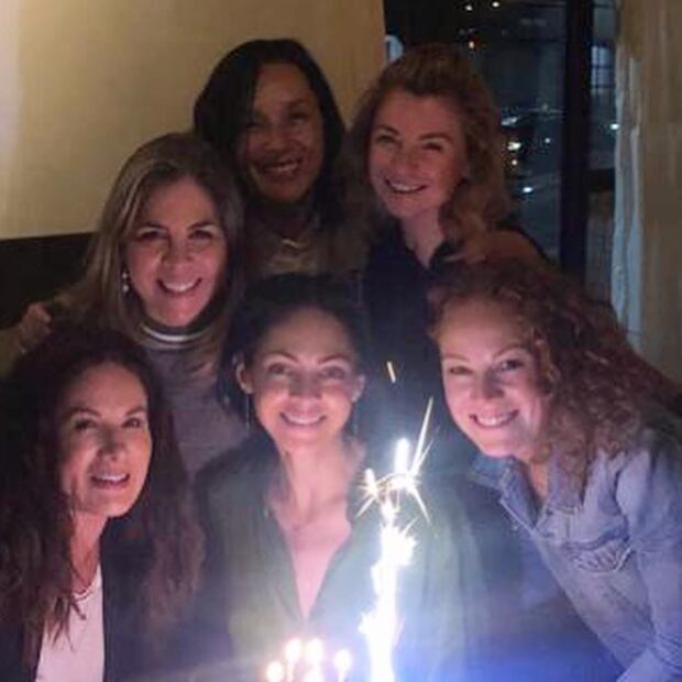 Foto: Con el pastel "más cursi del mundo" Ludwika Paleta y Daniela Magún celebran a Celina del Villar
