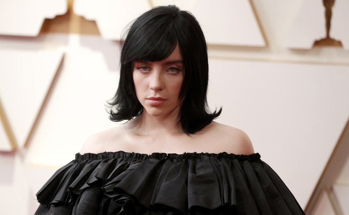 Billie Eilish cambió su estilo casual a uno glamuroso en los Oscars 2022