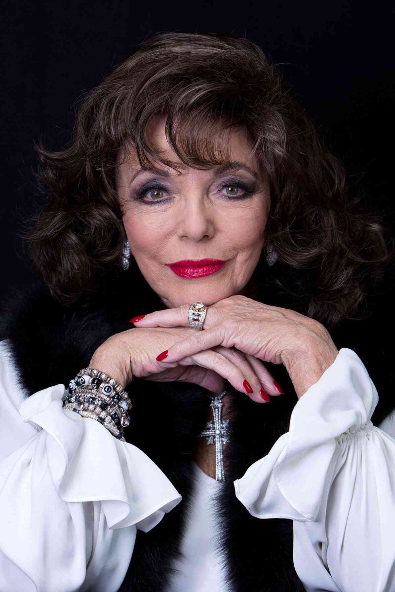Joan Collins, cansada de leer sobre Meghan Markle, Harry y de la cultura de la cancelación