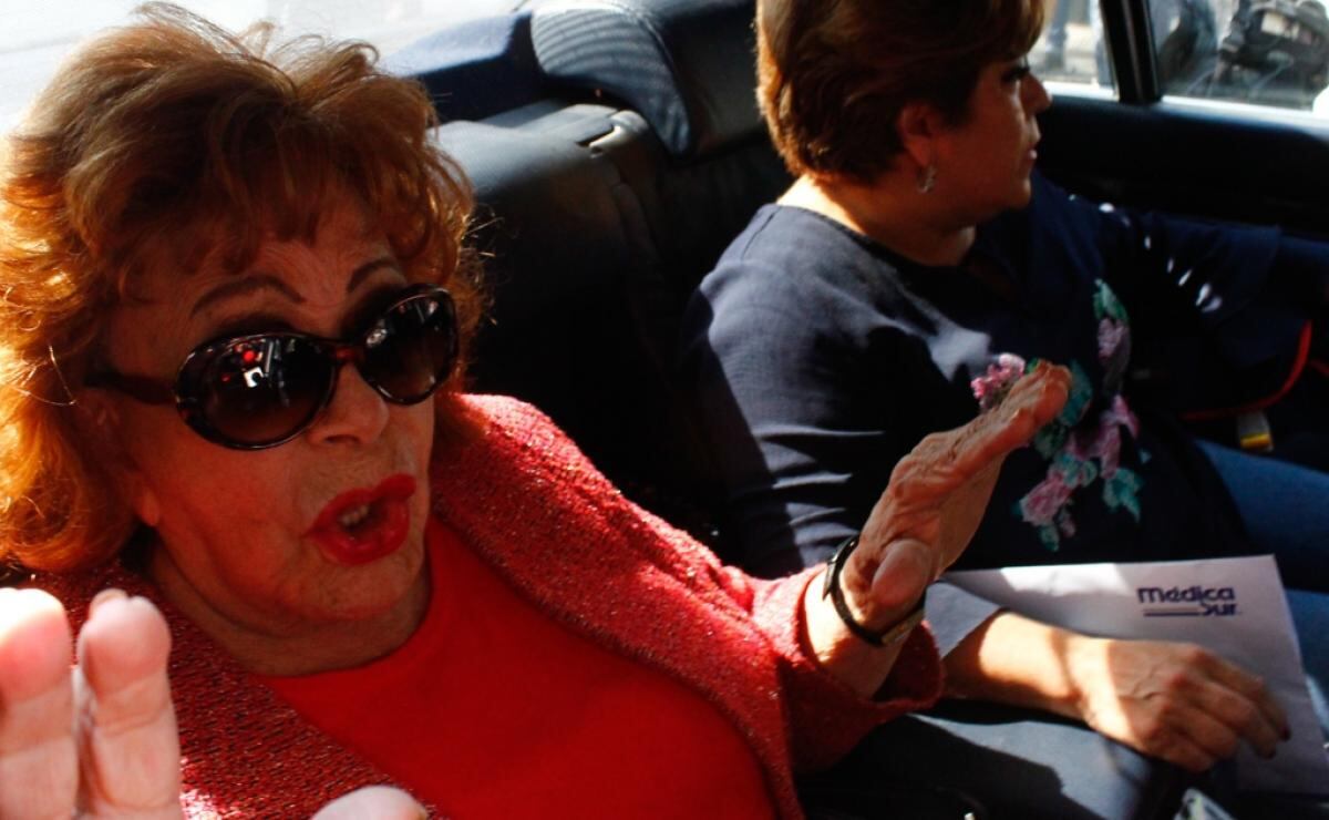 La actriz Silvia Pinal es trasladada de emergencia al hospital 