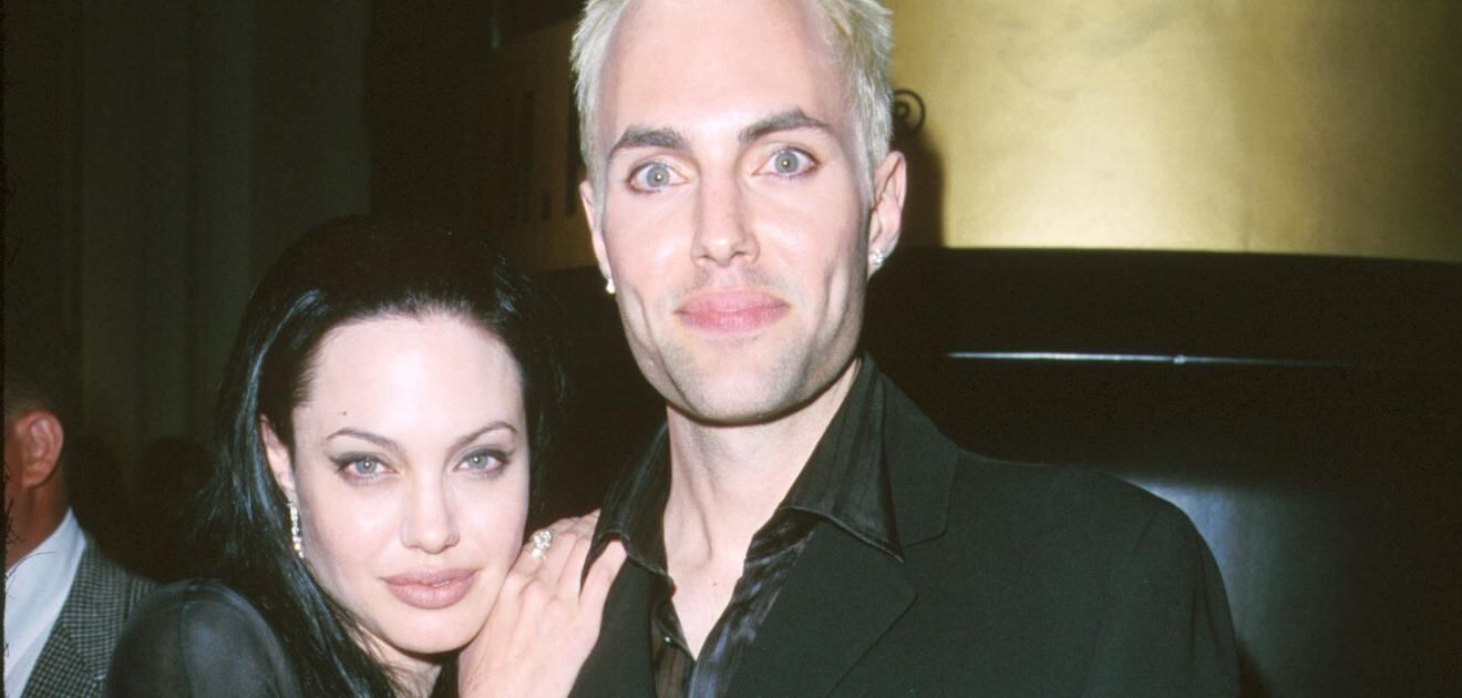 <p>Angelina y su hermano causaron polémica cuando se besaron en los labios en el año 2000 <strong>(Foto: Getty)</strong></p>

