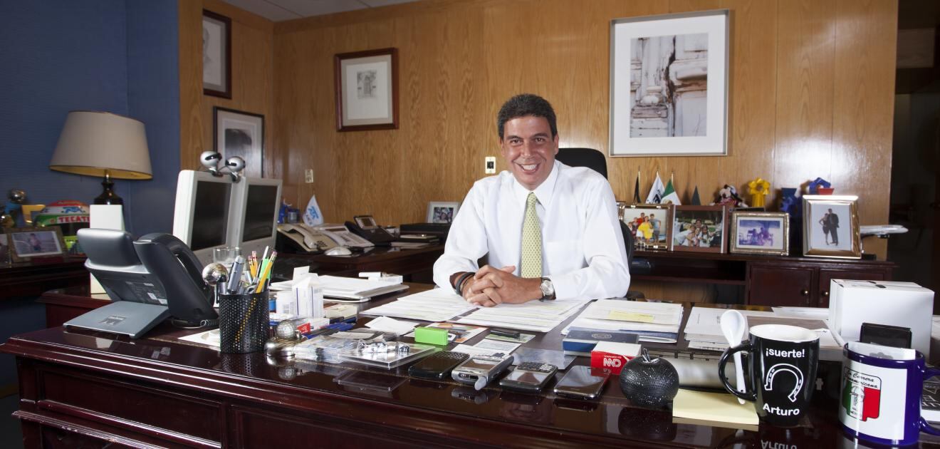 <p>El empresario es uno de los más carismáticos de nuestro país, es la mano derecha de Carlos Slim y forma parte del cast de Shark Thank México. (Fotos: Archivo/Instagram)</p>
