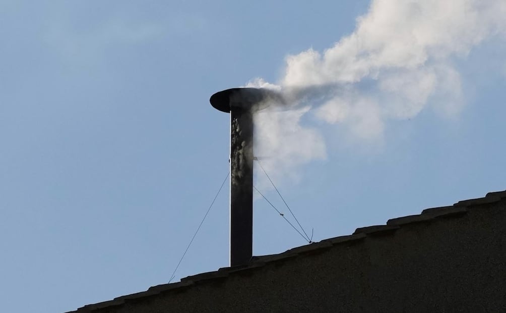 El humo blanco salió de la chimenea de la Capilla Sixtina / Foto: Alessandra Tarantino - AP