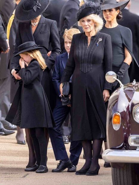 La princesa Charlotte no logra contenerse y rompe en llanto en el funeral de Isabel II