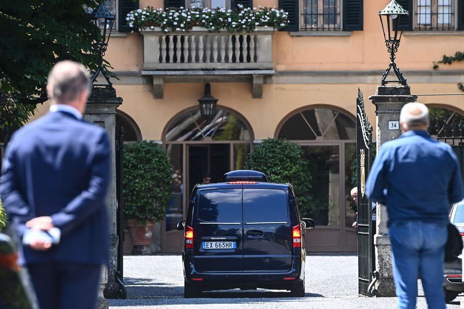 La carroza fúnebre llega a la casa que fue del político Silvio Berlusconi / AFP