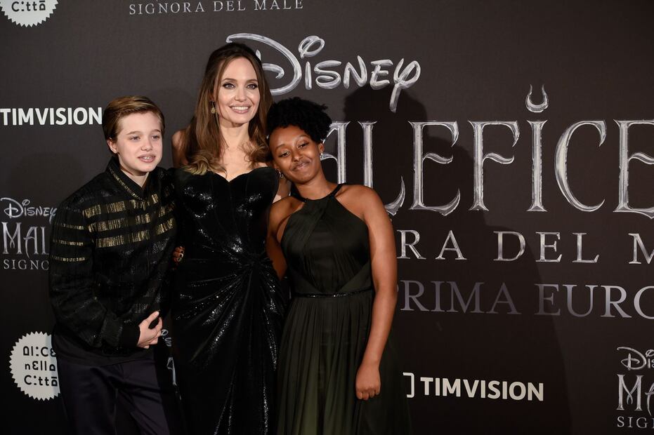 Angelina Jolie deslumbra en su paso por la alfombra acompañada de Shiloh y Zahara Jolie-Pitt