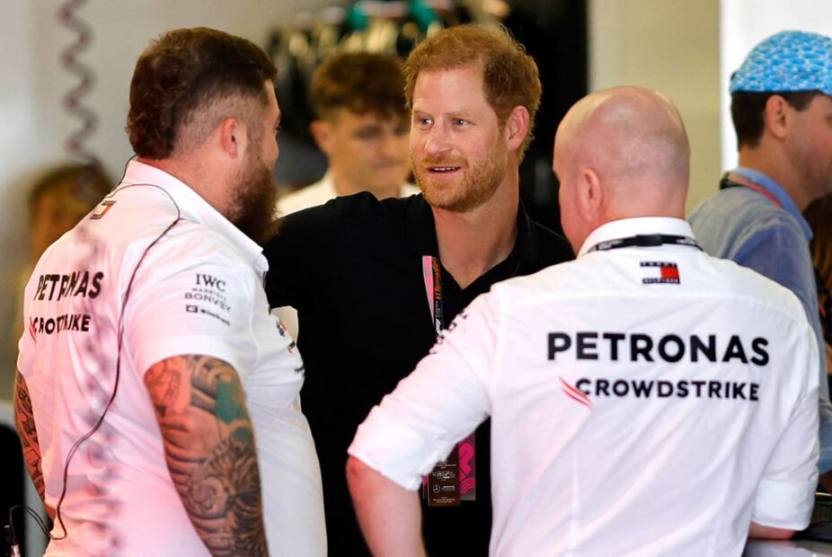 El príncipe Harry captado en el garage de la escudería Mercedes en el GP de Estados Unidos / AFP