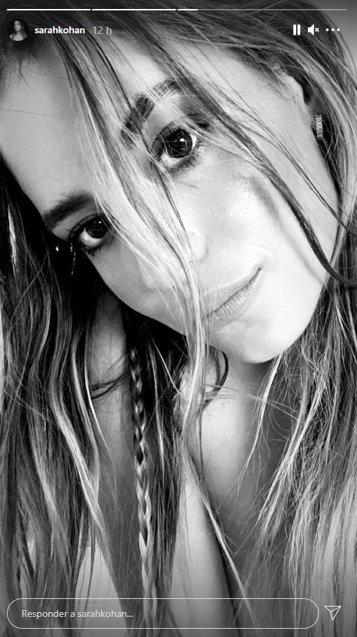 La seductora foto de Sarah Kohan acostada en el jardín