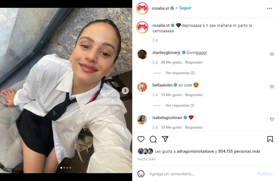 Rosalía presume su estilo de colegiala con minifalda negra